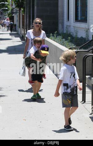 Sharon Stone findet ihr drei Adoptivsöhne, Roan Joseph Bronstein, Laird Vonne Stone und Quinn Kelly Stone am California Pizza Kitchen zu Mittag essen und kaufen Kunst Lieferungen aus Farbe mir Mine in Beverly Hills.  Beverly Hills, Kalifornien - 25.06.11 Stockfoto