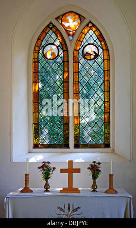 Ein Blick auf den Altar und Osten Fenster an der Kirche St Mary am Sisland, Norfolk, England, Vereinigtes Königreich. Stockfoto