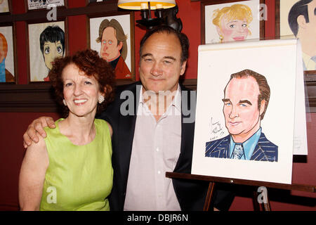 Audrie Neenan und Jim Belushi Jim Belushi Karikatur Enthüllung am berühmten Broadway Restaurant Sardi.   New York City, USA - 25.06.11 Stockfoto