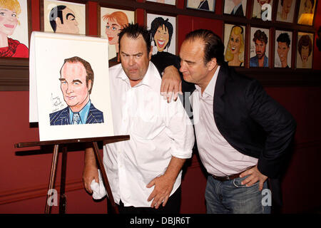 Dan Aykroyd und Jim Belushi handeln für die Kameras Jim Belushi Karikatur Enthüllung am berühmten Broadway Restaurant Sardi goofy.  New York City, USA - 25.06.11 Stockfoto