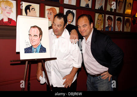 Dan Aykroyd und Jim Belushi handeln für die Kameras Jim Belushi Karikatur Enthüllung am berühmten Broadway Restaurant Sardi goofy.  New York City, USA - 25.06.11 Stockfoto