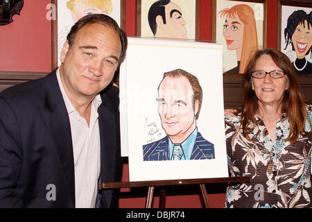 Jim Belushi und seine Schwägerin Judy Belushi Jim Belushi Karikatur Enthüllung am berühmten Broadway Restaurant Sardi.   New York City, USA - 25.06.11 Stockfoto