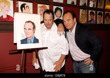 Dan Aykroyd und Jim Belushi handeln für die Kameras Jim Belushi Karikatur Enthüllung am berühmten Broadway Restaurant Sardi goofy.  New York City, USA - 25.06.11 Stockfoto