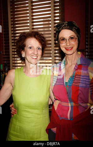 Audrie Neenan und Patricia Hodges Jim Belushi Karikatur Enthüllung am berühmten Broadway Restaurant Sardi.   New York City, USA - 25.06.11 Stockfoto