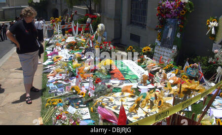 Atmosphäre-Michael Jackson-Fans aus der ganzen Welt besuchen Forest Lawn Memorial Park in Glendale, der Stern auf den zweiten Jahrestag seines Todes Los Angeles, Kalifornien - 25.06.11 zu würdigen Stockfoto