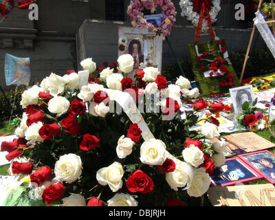 Atmosphäre-Michael Jackson-Fans aus der ganzen Welt besuchen Forest Lawn Memorial Park in Glendale, der Stern auf den zweiten Jahrestag seines Todes Los Angeles, Kalifornien - 25.06.11 zu würdigen Stockfoto