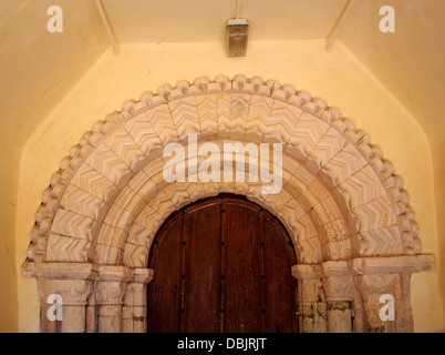Detail des Bogens der Norman Türöffnung an der Kirche St Ethelbert bei Thurton, Norfolk, England, Vereinigtes Königreich. Stockfoto