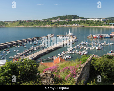 Scarborough Hafen Leuchtturm und Olivers Mount gesehen von der Burg Yorkshire UK Stockfoto