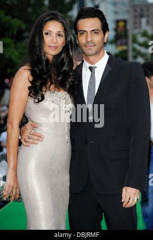 Arjun Rampal und Frau Mehr Jesia International India Film Academy - IIFA 2011 Toronto Awards Gala im Rogers Centre - Arrivals Toronto, Kanada - 25.06.11 Stockfoto