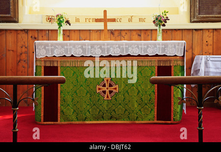 Ein Blick auf den Altar in der Pfarrkirche St Ethelbert bei Thurton, Norfolk, England, Vereinigtes Königreich. Stockfoto