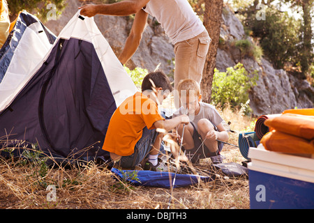 Kroatien, Dalmatien, Familie pitching das Zelt auf Campingplatz Stockfoto