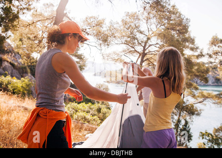 Kroatien, Dalmatien, Familienurlaub am Campingplatz, pitching der Zelt Stockfoto