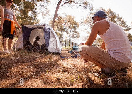 Kroatien, Dalmatien, Familienurlaub am Campingplatz, pitching der Zelt Stockfoto