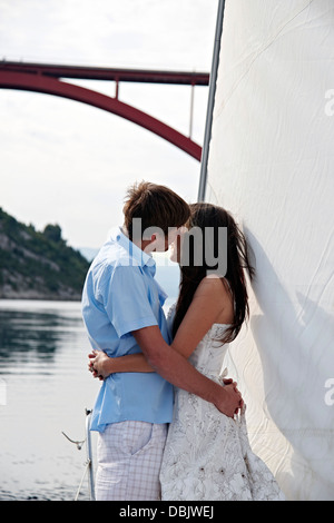 Kroatien, paar Young auf Segelboot küssen, Seitenansicht Stockfoto