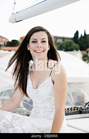 Kroatien, junge Frau auf Segelboot, Porträt Stockfoto