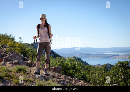 Kroatien, Paklenica, weibliche Wanderer in Berglandschaft Stockfoto