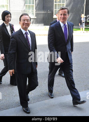 Chinesische Ministerpräsident Wen Jiabao (L) verlässt 10 Downing Street nach einem Treffen mit dem britischen Premierminister David Cameron (R). London, England - 27.06.11 Stockfoto