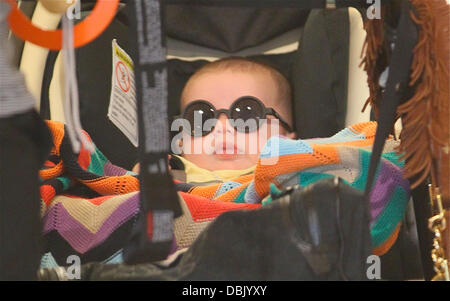 Rachel Zoe nimmt ihres Sohnes Skyler Morrison Berman Einkaufen bei Whole Foods Market in Los Angeles. Skyler kann gesehen werden, tragen eine nette modische Baby Sonnenbrille Los Angeles, Kalifornien - 27.06.11 Stockfoto