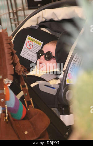 Rachel Zoe nimmt ihres Sohnes Skyler Morrison Berman Einkaufen bei Whole Foods Market in Los Angeles. Skyler kann gesehen werden, tragen eine nette modische Baby Sonnenbrille Los Angeles, Kalifornien - 27.06.11 Stockfoto