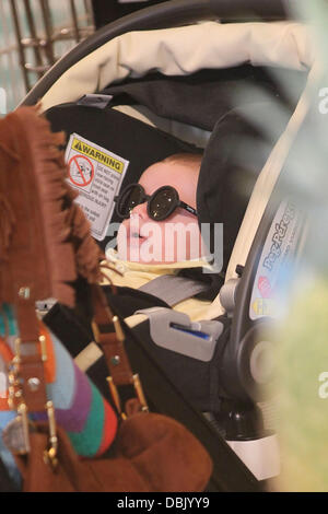 Rachel Zoe nimmt ihres Sohnes Skyler Morrison Berman Einkaufen bei Whole Foods Market in Los Angeles. Skyler kann gesehen werden, tragen eine nette modische Baby Sonnenbrille Los Angeles, Kalifornien - 27.06.11 Stockfoto