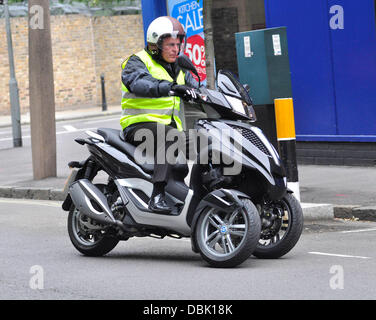 Die Einführung der neuen Roller Piaggio MP3 Yourban im Hurlingham Club in Fulham am Dienstag (28 Jun 11). Nutzer des Fahrzeugs können zu steigende Temperaturen auf der Londoner Tube vermeiden und zunehmenden Staus durch hüpfen auf der Dreirad-Roller- und nur einen PKW-Führerschein ist erforderlich, es zu fahren, bietet die ultimative Lösung für Pendler Reisen leiden.   London, England - 28.06.11 Auftraggeber Stockfoto