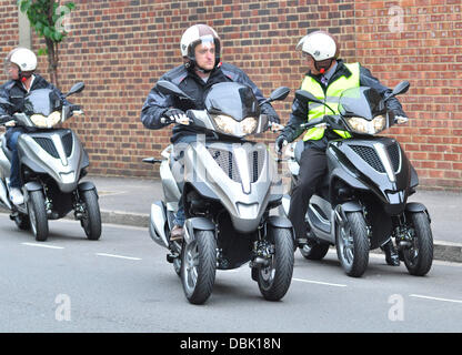 Die Einführung der neuen Roller Piaggio MP3 Yourban im Hurlingham Club in Fulham am Dienstag (28 Jun 11). Nutzer des Fahrzeugs können zu steigende Temperaturen auf der Londoner Tube vermeiden und zunehmenden Staus durch hüpfen auf der Dreirad-Roller- und nur einen PKW-Führerschein ist erforderlich, es zu fahren, bietet die ultimative Lösung für Pendler Reisen leiden.   London, England - 28.06.11 Auftraggeber Stockfoto