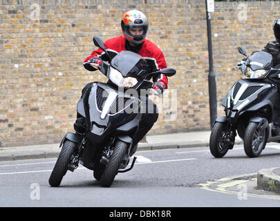 Die Einführung der neuen Roller Piaggio MP3 Yourban im Hurlingham Club in Fulham am Dienstag (28 Jun 11). Nutzer des Fahrzeugs können zu steigende Temperaturen auf der Londoner Tube vermeiden und zunehmenden Staus durch hüpfen auf der Dreirad-Roller- und nur einen PKW-Führerschein ist erforderlich, es zu fahren, bietet die ultimative Lösung für Pendler Reisen leiden.   London, England - 28.06.11 Auftraggeber Stockfoto