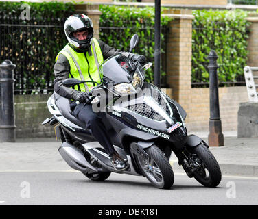 Die Einführung der neuen Roller Piaggio MP3 Yourban im Hurlingham Club in Fulham am Dienstag (28 Jun 11). Nutzer des Fahrzeugs können zu steigende Temperaturen auf der Londoner Tube vermeiden und zunehmenden Staus durch hüpfen auf der Dreirad-Roller- und nur einen PKW-Führerschein ist erforderlich, es zu fahren, bietet die ultimative Lösung für Pendler Reisen leiden.   London, England - 28.06.11 Auftraggeber Stockfoto