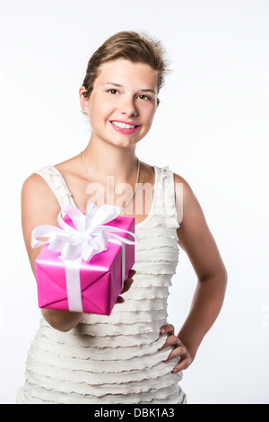 Junge Brünette Mädchen mit Geburtstag, Weihnachten oder Valentinstag Geschenk, isoliert auf weißem brackground Stockfoto