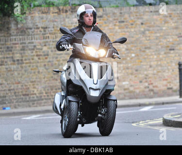 Die Einführung der neuen Roller Piaggio MP3 Yourban im Hurlingham Club in Fulham am Dienstag (28 Jun 11). Nutzer des Fahrzeugs können zu steigende Temperaturen auf der Londoner Tube vermeiden und zunehmenden Staus durch hüpfen auf der Dreirad-Roller- und nur einen PKW-Führerschein ist erforderlich, es zu fahren, bietet die ultimative Lösung für Pendler Reisen leiden.   London, England - 28.06.11 Auftraggeber Stockfoto