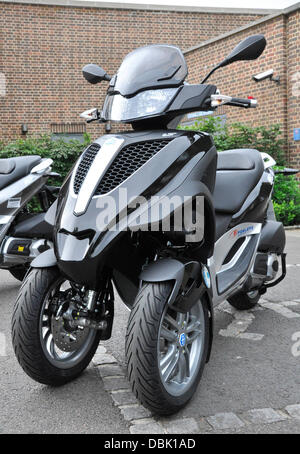 Die Einführung der neuen Roller Piaggio MP3 Yourban im Hurlingham Club in Fulham am Dienstag (28 Jun 11). Nutzer des Fahrzeugs können zu steigende Temperaturen auf der Londoner Tube vermeiden und zunehmenden Staus durch hüpfen auf der Dreirad-Roller- und nur einen PKW-Führerschein ist erforderlich, es zu fahren, bietet die ultimative Lösung für Pendler Reisen leiden.   London, England - 28.06.11 Auftraggeber Stockfoto
