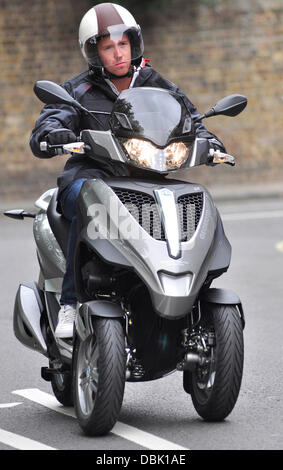 Die Einführung der neuen Roller Piaggio MP3 Yourban im Hurlingham Club in Fulham am Dienstag (28 Jun 11). Nutzer des Fahrzeugs können zu steigende Temperaturen auf der Londoner Tube vermeiden und zunehmenden Staus durch hüpfen auf der Dreirad-Roller- und nur einen PKW-Führerschein ist erforderlich, es zu fahren, bietet die ultimative Lösung für Pendler Reisen leiden.   London, England - 28.06.11 Auftraggeber Stockfoto