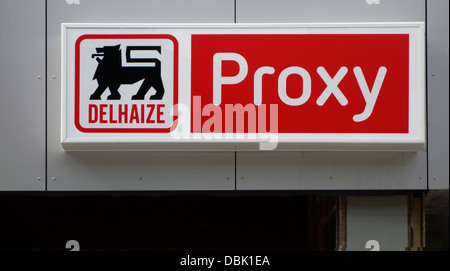 Schild mit Logo im Supermarkt Delhaize Proxy Stockfoto