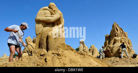 SUPERSIZED Superhelden Sci-Fi Sandburgen Sand Skulpturen Festival 2011 In Burgas, Bulgarien, hat eine ausgeprägte Science-Fiction-Fantasie fühlen.  Ca. 3000 Tonnen Sand wird in beeindruckenden Versionen von geformt: Batman, Harry Potter, King Kong oder Predator. Entlang Stockfoto