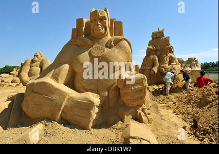 SUPERSIZED Superhelden Sci-Fi Sandburgen Sand Skulpturen Festival 2011 In Burgas, Bulgarien, hat eine ausgeprägte Science-Fiction-Fantasie fühlen.  Ca. 3000 Tonnen Sand wird in beeindruckenden Versionen von geformt: Batman, Harry Potter, King Kong oder Predator. Entlang Stockfoto