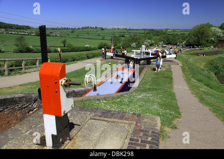 Ein Narrowboat absteigend Foxton sperrt Stockfoto