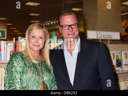 Kathy Hilton und Rick Hilton La Toya Jackson unterschreibt Kopien von ihrem neuen Buch "Starting Over" im Barnes & Noble in The Grove Los Angeles, Kalifornien - 28.06.11 statt Stockfoto