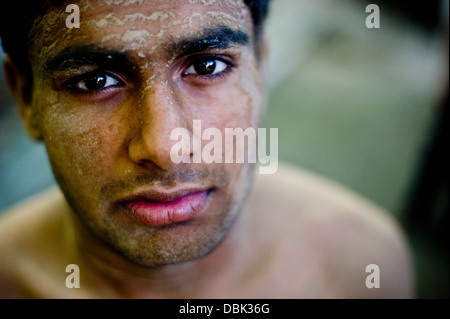 Ein indischen Kushti-Ringer posieren für ein Foto in den Guru Hanuman Akhara in Alt-Delhi, Indien Stockfoto