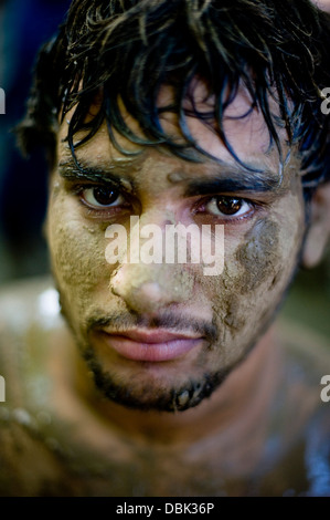 Ein indischen Kushti-Ringer posieren für ein Foto in den Guru Hanuman Akhara in Alt-Delhi, Indien Stockfoto