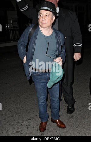 Paul Simon wieder in Claridges nach seinem Auftritt im Hammersmith Apollo London, England - 30.06.11 spielen Stockfoto