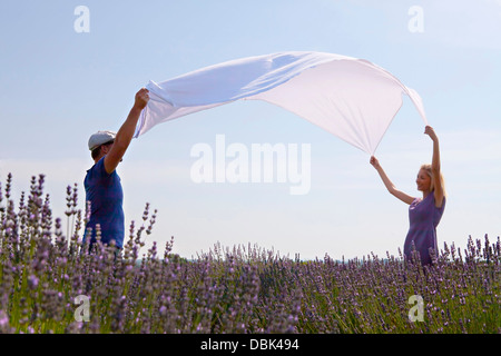 Junges Paar Verbreitung Decke In Lavendel Feld, Kroatien, Dalmatien, Europa Stockfoto