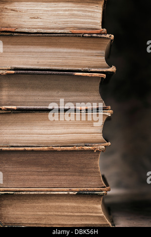 Nahaufnahme von einem Stapel alter Bücher. Stockfoto