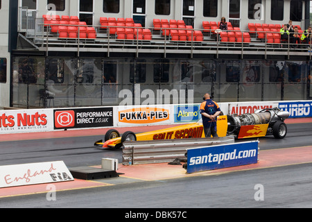 Julian Webb treibt den Bruchteil einer Sekunde Jet-Dragster auf dem Santa Pod Raceway erreichen einer Geschwindigkeit von 236,95 km/h Stockfoto