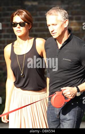 Gary Lineker und Frau Danielle Lineker aka Danielle Bux mit ihrem Hund unterwegs in West London London, England - 30.06.11 Stockfoto