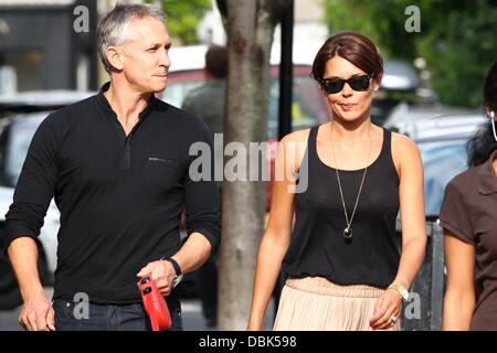 Gary Lineker und Frau Danielle Lineker aka Danielle Bux mit ihrem Hund unterwegs in West London London, England - 30.06.11 Stockfoto