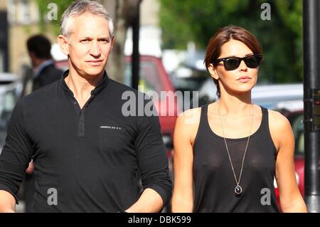 Gary Lineker und Frau Danielle Lineker aka Danielle Bux mit ihrem Hund unterwegs in West London London, England - 30.06.11 Stockfoto