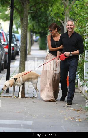 Gary Lineker und Frau Danielle Lineker aka Danielle Bux mit ihrem Hund unterwegs in West London London, England - 30.06.11 Stockfoto