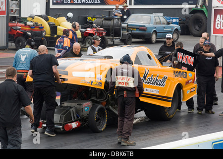 Jason Phelps treibt die Marshall Amplification Mustang Funny Car auf dem Santa Pod Raceway Stockfoto