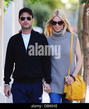 Claudia Schiffer und ihr Ehemann Matthew Vaughn halten Hände nach dem Ablegen ihrer Kinder an der Schule in London, England - 01.07.11 Stockfoto