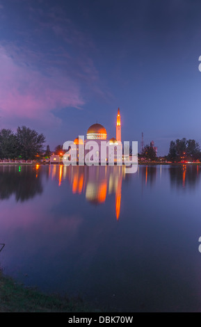 Assalam Moschee Puchong, Selangor, Malaysia in der Nacht mit Reflexion Stockfoto